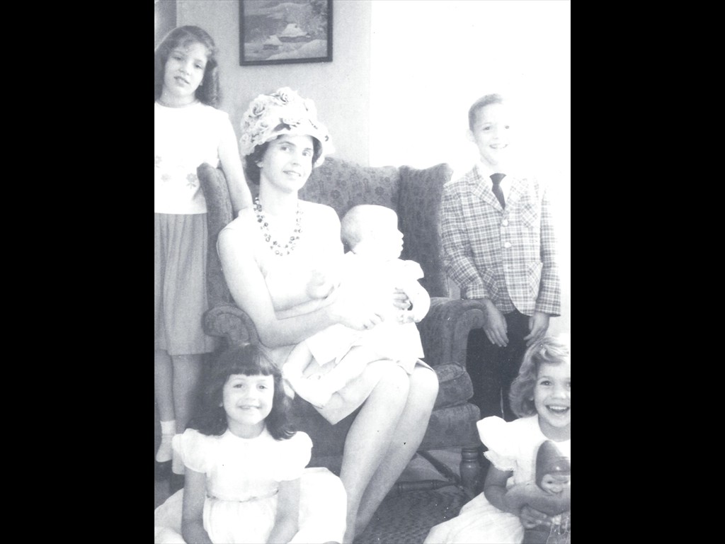 C600   Bobbi With 5 Young Ones